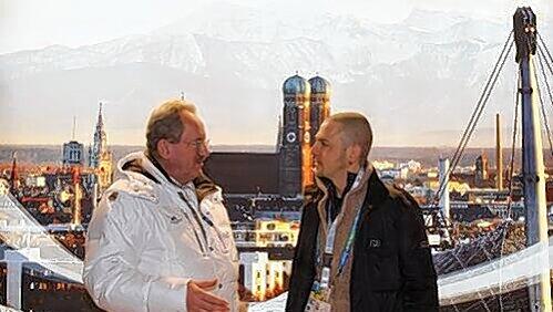 Sie stehen vor einer Werbetapete mit dem Blick auf München: Oberbürgermeister Christian Ude und AZ-Reporter Florian Kinast im Gespräch in Vancouver.