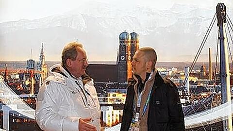 Sie stehen vor einer Werbetapete mit dem Blick auf München: Oberbürgermeister Christian Ude und AZ-Reporter Florian Kinast im Gespräch in Vancouver.