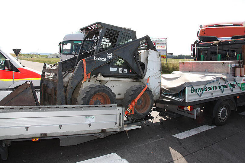 Schwerer Unfall bei Mühldorf. Ein 40-Tonner rammt einen Kleinlaster &ndash; die Bilder von der Unfallstelle
