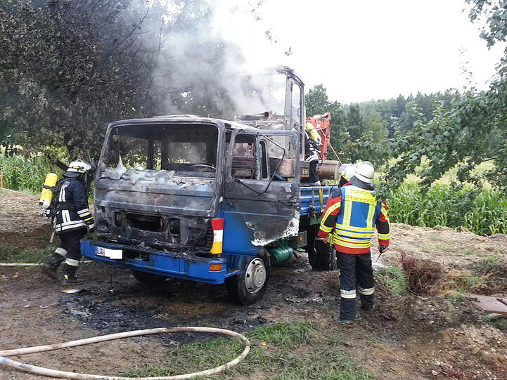 Zunächst fing der Minibagger auf der Ladefläche eines Lkws Feuer. Dann griff der Brand auch auf den Lkw über.