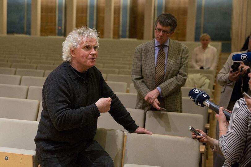 Simon Rattle im Gespräch mit Journalisten im Herkulessaal.