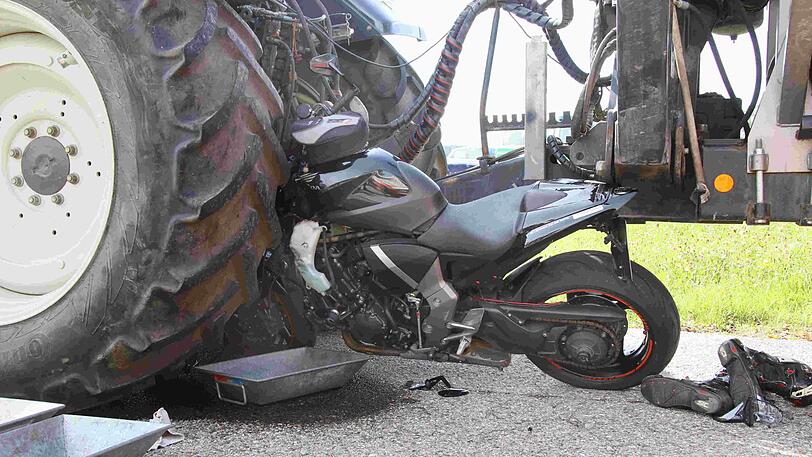 Unfall auf der B15 Höhe Altensee: Ein 27-Jähriger rast mit seinem Motorrad in einen Traktor. Durch die Wucht des Aufprall bleibt das Zweirad stecken.