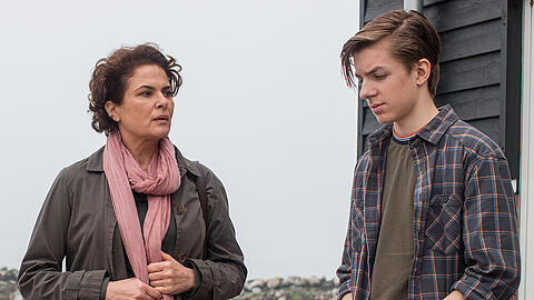 "Das Mädchen am Strand": Hella Christensen (Barbara Auer) mit Sohn Sven (Nick J. Schuck), der seine Schulhefte verbrennt