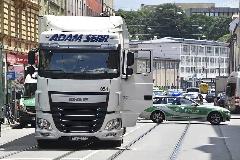 Unfall in der Ohlmüllerstraße: Ein Fußgänger wurde von einem Sattelzug erfasst.