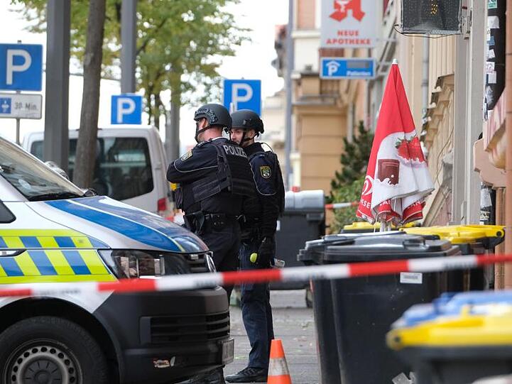 Polizisten sichern in Halle/Saale die Umgebung.