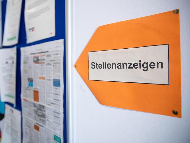 Stellenanzeige hängen an einer Tafel in einem Jobcenter aus.