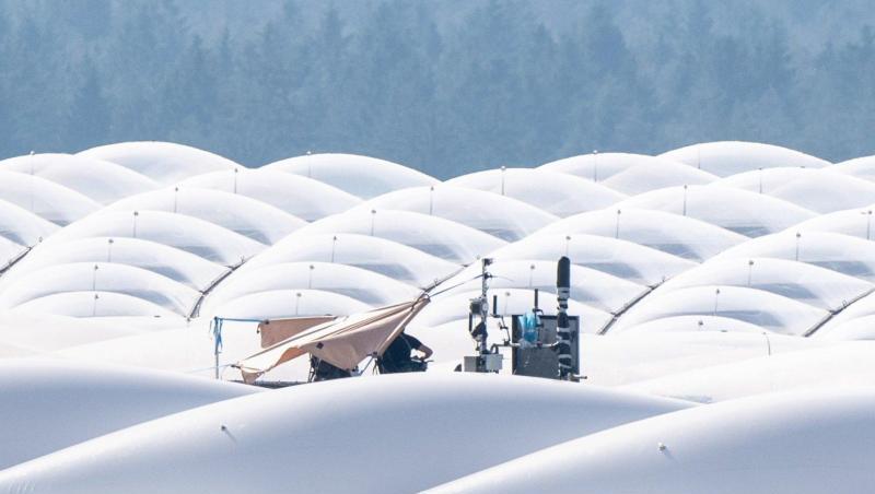 Polizisten sitzen unter einem Sonnenschutz auf dem Dach des Stadions. Polizisten sitzen unter einem Sonnenschutz auf dem Dach des Stadions.
