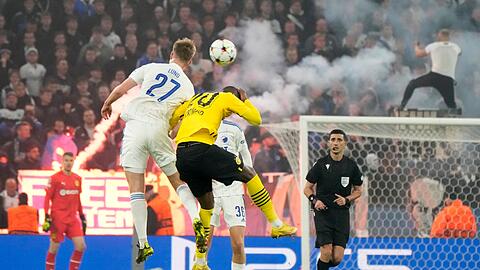 Kopenhagens Valdemar Lund Jensen (l) und Dortmunds Anthony Modeste kämpfen um den Ball.
