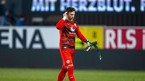 Rostocks Torwart Nils Körber ist enttäuscht nach dem Schlusspfiff.