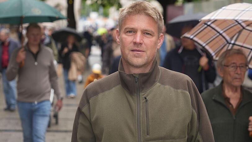 ÖDP-Stadtrat Tobias Ruff ist studierter Gewässerökologe und Forstingenieur. Er hält ein erweitertes Rauchverbot an öffentlichen Orten für denkbar und sinnvoll, wie in der Münchner Fußgängerzone oder entlang der Isar. ÖDP-Stadtrat Tobias Ruff ist studierter Gewässerökologe und Forstingenieur. Er hält ein erweitertes Rauchverbot an öffentlichen Orten für denkbar und sinnvoll, wie in der Münchner Fußgängerzone oder entlang der Isar.