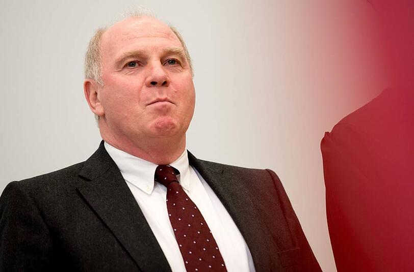 Der Blick geradeaus, die Lippen geschlossen: so sieht Uli Hoeneß dem möglicherweise entscheidenden Tag entgegen.