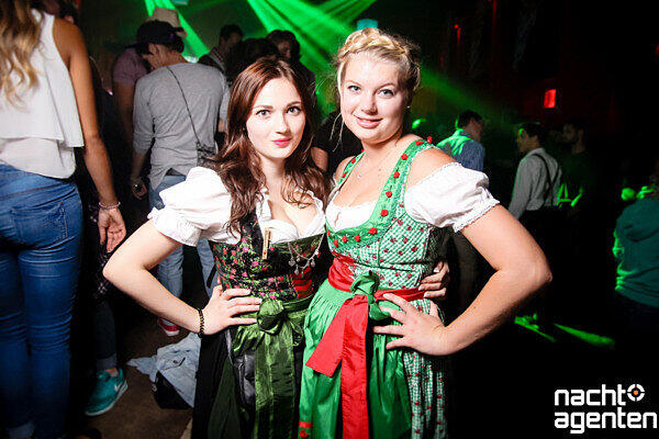 Wer seinen Wiesn-Schatz nicht auf der Theresienwiese gefunden hat, hatte im Gecko Club beim "WiesnSpatzl" nochmal die Chance. Mehr Bilder unter: http://www.nachtagenten.de/gallery/wiesn-spatzl.939503.html