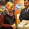 Carina machte am Mittwochfrüh alles richtig. Als das Telefon klingelte, meldete sich die junge Kraillingerin mit: "Ich höre 95.5 Charivari". Damit räumte sie 10.000 Euro ab. Die Bilder von der Geldübergabe!