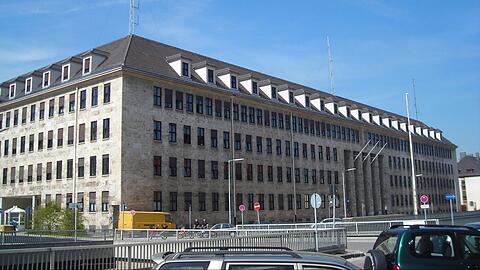In der Tegernseer Landstraße müssen zur Zeit hunderte Polizisten bibbern.